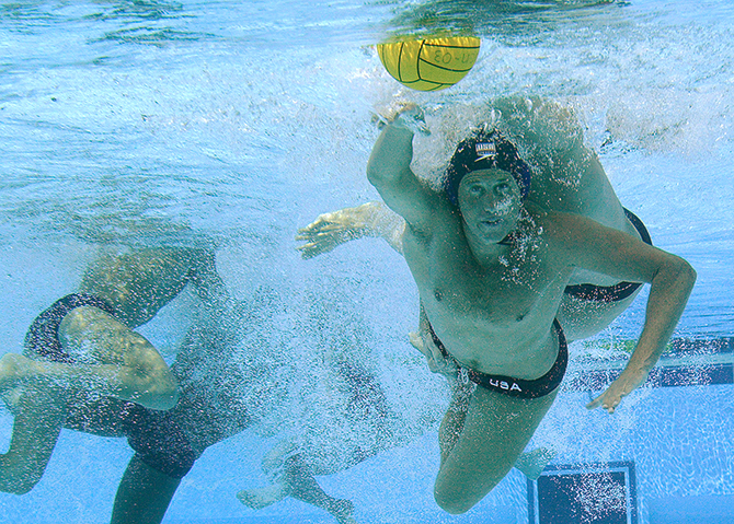 Waterpolo under water