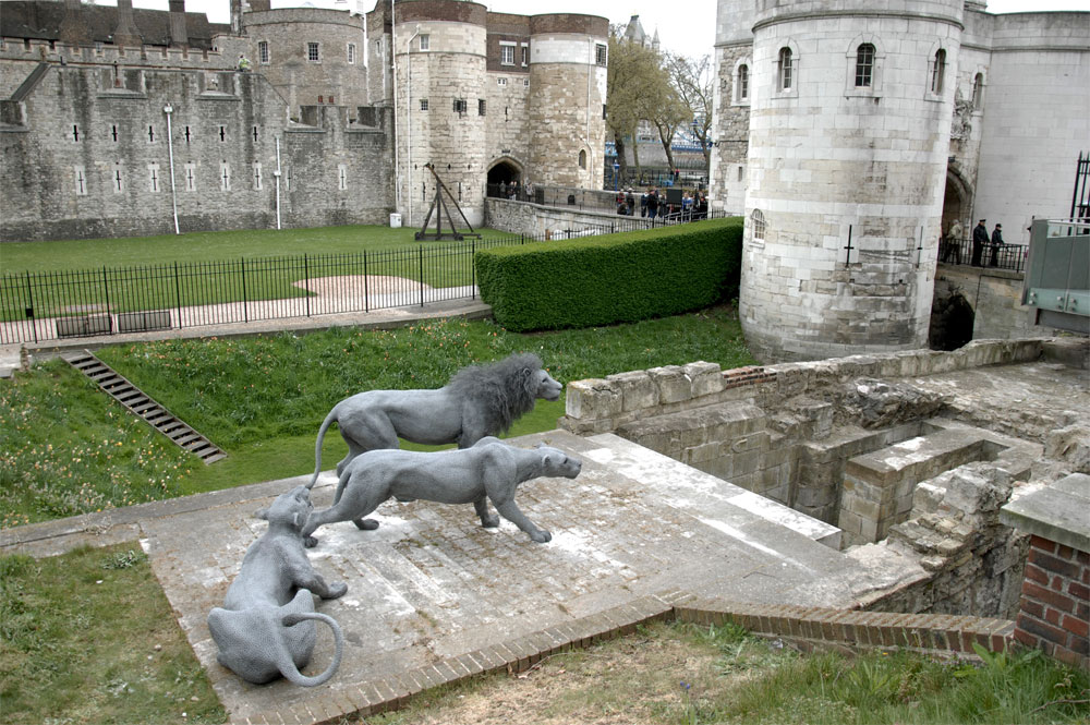 Galvanized wire animal sculptures