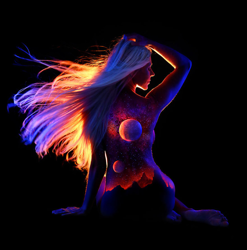 The fluorescent body art