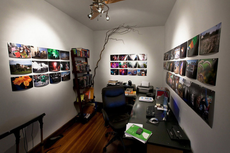1. Simplistic home office design. The walls are decorated with the A4-sized photos just pined to the surface. If you make a lot of photos and owning a good inkjet printer, you can do it yourself for virtually free